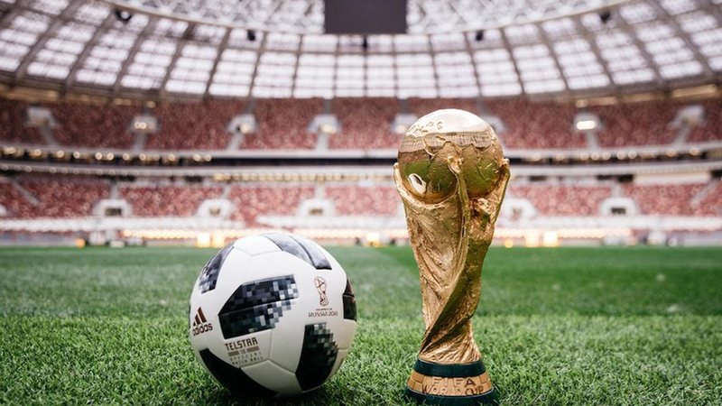 Copa do Mundo começa em novembro, no Catar Está chegando a hora: confira 5 curiosidades da Copa do Mundo 2020 no Catar bola e taça da copa do mundo - Foto: Divulgação/Fifa
