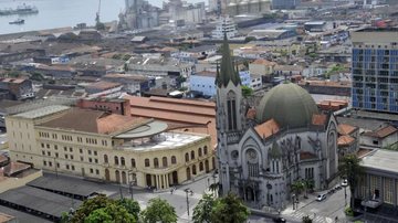 Catedral de Santos é edificada em estilo neogótico e é a sede da Paróquia de Nossa Senhora do Rosário Santos terá passeios de bonde especiais durante evento da Unesco Catedral de Santos vista do alto - Prefeitura de Santos