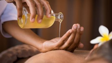 Pós evento os participantes terão acesso a todas as terapias e terapeutas Bertioga recebe 1º Circuito de Cura de terapias holísticas Pessoa colocando óleo na mão antes de fazer massagem - Reprodução