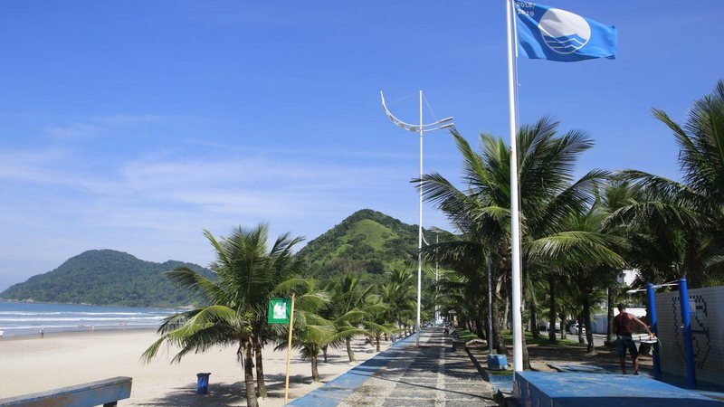 Praia do Tombo é a praia mais certificada da América do Sul Praia de Guarujá é premiada há 13 anos consecutivos pela qualidade ambiental Bandeira Azul hasteada no calçadão da Praia do Tombo, em Guarujá - Prefeitura de Guarujá