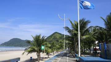 Praia do Tombo é a praia mais certificada da América do Sul Praia de Guarujá é premiada há 13 anos consecutivos pela qualidade ambiental Bandeira Azul hasteada no calçadão da Praia do Tombo, em Guarujá - Prefeitura de Guarujá