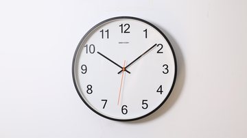 Horário de votação em São Paulo segue sendo das 8h às 17h Horário de votação no estado de São Paulo não foi alterado pelo TSE Reçógio de parede marcando 10 horas - Unsplash