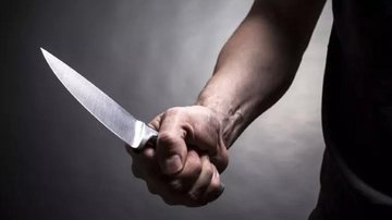 Homem não aceitava o fim do namoro; crimes foram registrados como feminicídio e homicídio Homem com faca na mão Homem segurando uma faca na mão com as veias do braço saltando - Pixabay