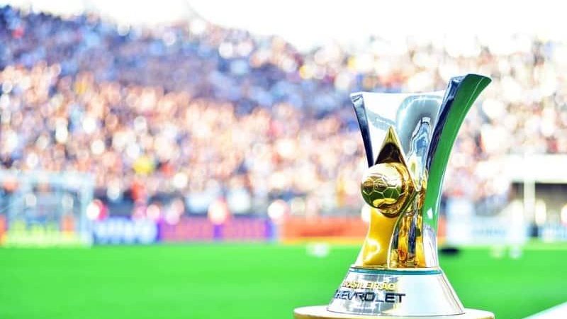 Rodada do Campeonato Brasileiro será antecipada por causa das eleições, no domingo (2) Eleições deste domingo antecipam rodada do Campeonato Brasileiro; confira quando seu time joga taça brasileirão - Foto: CBF