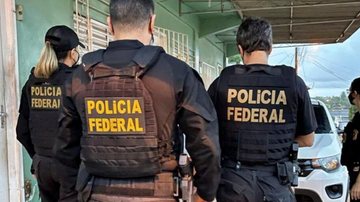 Ação da PF é voltada à repressão do tráfico internacional de drogas e também ao crime organizado Operação da Polícia Federal contra tráfico de drogas cumpre mandados em Praia Grande Policiais Federais de costa - Divulgação/Polícia Federal