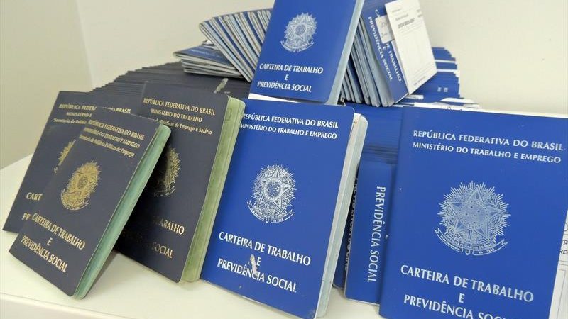 Interessados devem comparecer ao PAT das 8h às 14h e levar RG, CPF, Carteira de Trabalho, PIS e o currículo atualizado Corre: PAT Caraguatatuba está com 303 vagas de emprego até quarta (31) Carteiras de Trabalho - Valdecir Galor/SMCS/Prefeitura de Curitiba