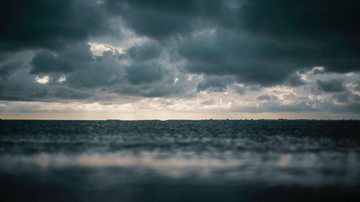 Ondas, de direção sudoeste a sul, devem alcançar até 2,5 metros Alerta da Marinha adverte para ressaca marítima no litoral de SP Mar com céu carregado de nuvens - Imagem ilustrativa/Pexels