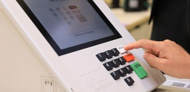 Em Praia Grande índice de abstenção foi de 23,8% Veja quantos eleitores foram votar em Praia Grande no 1º turno Pessoa digitando em novo modelo de urna eletrônica - Justiça Eleitoral