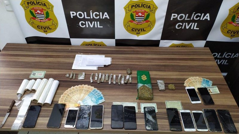 Drogas, dinheiro e celulares apreendidos durante operação em Ilhabela, SP Operação prende seis pessoas por tráfico de drogas em Ilhabela (SP) - Foto: Polícia Civil de Ilhabela