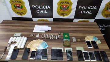Drogas, dinheiro e celulares apreendidos durante operação em Ilhabela, SP Operação prende seis pessoas por tráfico de drogas em Ilhabela (SP) - Foto: Polícia Civil de Ilhabela