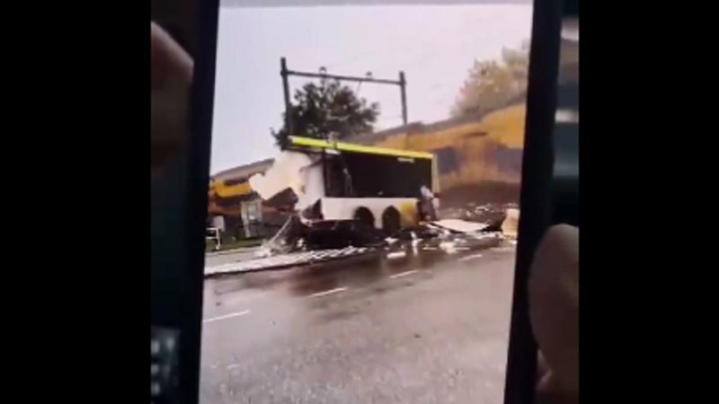 Motorista do ônibus conseguiu pular do veículo antes da colisão; ninguém ficou ferido Ônibus sendo destruído Ônibus sendo destruído por um trem - Reprodução