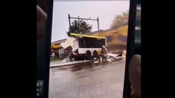 Motorista do ônibus conseguiu pular do veículo antes da colisão; ninguém ficou ferido Ônibus sendo destruído Ônibus sendo destruído por um trem - Reprodução