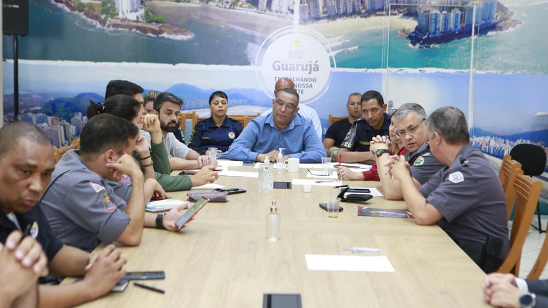 Participaram do encontro no Paço Moacir dos Santos Filho órgãos da segurança pública e demais secretarias municipais Reunião sobre Operação Verão Reunião no Paço Municipal de Guarujá - Reprodução