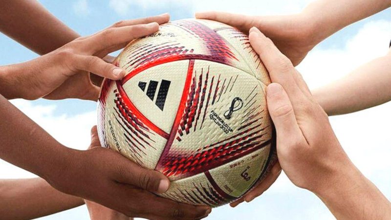 Jogo acontece neste sábado, ao meio-dia Tem Copa hoje sim: confira o confronto para a decisão do 3º lugar Diversas mãos segurando a bola da fase final da Copa do Catar - Divulcação