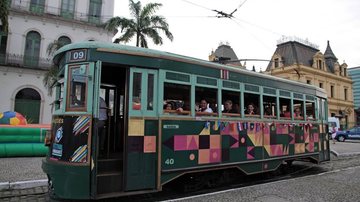 Linha Turística do Bonde tem saída da Estação do Valongo Santos terá passeio de bonde grátis para mulheres que vestirem rosa Bonde santista - Prefeitura de Santos