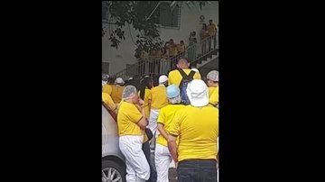 Trabalhadores de frigorífico em Minas Gerais, obrigados a vestir camiseta relacionada a candidato à presidência - Imagem: Reprodução / Rede Moinho