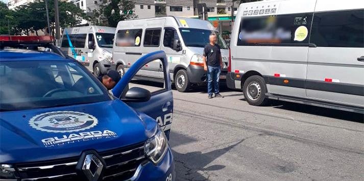 Vans que transportavam turistas sem a Permissão Especial de Tráfego (PET), foram autuadas no Canal 2 Vans multadas em Santos - Divulgação PMS