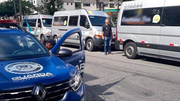 Vans que transportavam turistas sem a Permissão Especial de Tráfego (PET), foram autuadas no Canal 2 Vans multadas em Santos - Divulgação PMS