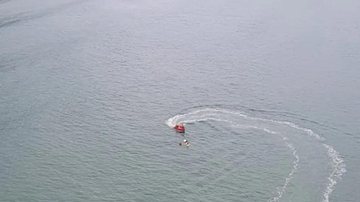 Criança foi resgatada pelo helicóptero Águia, da Polícia Militar Criança de 10 anos fica à deriva em praia de Ubatuba mar, criança - Foto: Divulgação/Base de Aviação de São José dos Campos