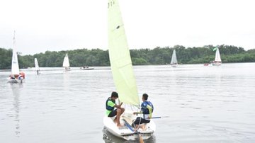 A organização da Regata Festiva é da Secretaria de Esportes e Lazer (Seel) da cidade Homens em um barco - Divulgação/Prefeitura de Praia Grande