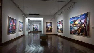 Museu de Arte e Cultura de Caraguatatuba Caraguatatuba e São Sebastião recebem doação de obras de arte Hall de museu repleto de pinturas - Imagem: Reprodução / Cidade e Cultura