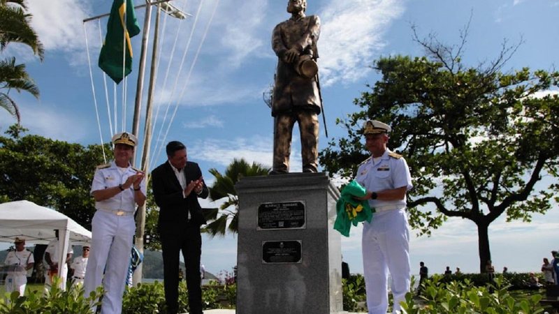 Cerimônia de inauguração do monumento foi realizada na última quinta-feira (1) Estátua do patrono da Marinha Estátua do patrono da Marinha na orla de Santos - Divulgação/Isabela Carrari