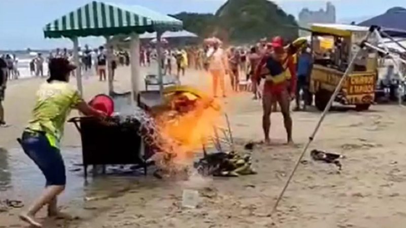Carrinho ficou destruído e Jonatas Cavalcante Alves, 37 anos, pede ajuda financeiro apara comprar um novo equipamento de trabalho Incêndio em carrinho de praia Incêndio em carrinho de praia e pessoas tentando apagar o fogo - Reprodução