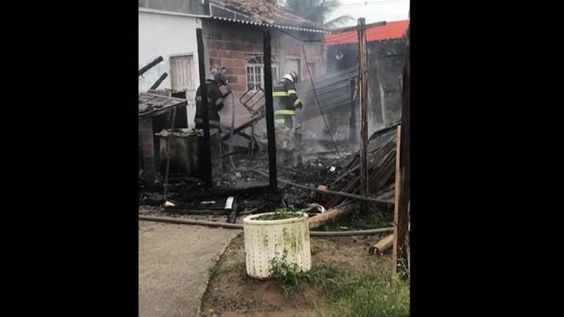 Casa fica destruída durante incêndio em Caraguatatuba Casa atingida por raio pega fogo durante tempestade no litoral de SP casa pegou fogo - Foto: Anna Lu/ Divulgação