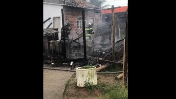 Casa fica destruída durante incêndio em Caraguatatuba Casa atingida por raio pega fogo durante tempestade no litoral de SP casa pegou fogo - Foto: Anna Lu/ Divulgação