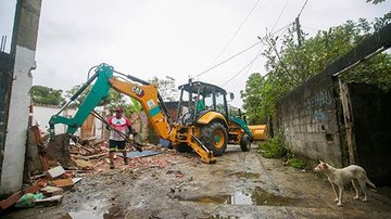 Inicialmente, quatro casas foram demolidas no bairro Esmeralda Praia Grande começa desocupação de imóveis em áreas sujeitas a alagamentos Trator durante demolição dos imóveis - Prefeitura de Praia Grande
