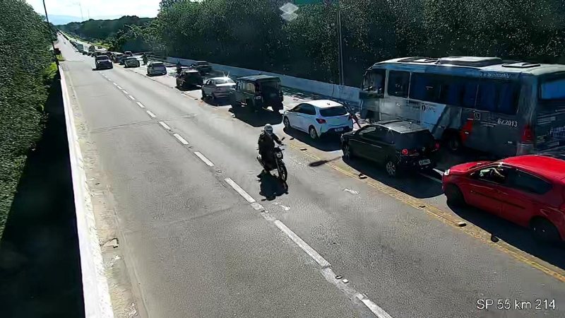 Rodovia está com pontos de lentidão São Sebastião em trecho de Bertioga/São Sebastião Rio-Santos Tráfego lento na Rio-Santos, tempo de sol - Divulgação