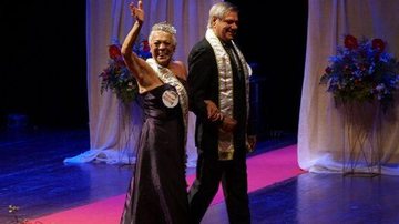 Miss e Mister Caraguatatuba, Marina Alves Britti, 77 anos, e Márcio Corrêa Leite de Moraes, 69. Casal de idosos de Caraguatatuba representa o litoral de SP em concurso de beleza Casal de idosos desfilando - Imagem: Divulgação / Prefeitura de Caraguatatuba