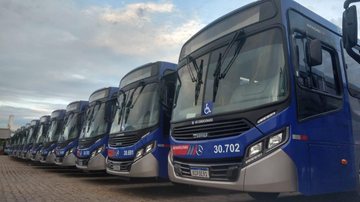 Segundo a EMTU, a mudança beneficiará cerca de 4 mil passageiros de bairros da cidade Ônibus Ônibus azul em linha - Divulgação