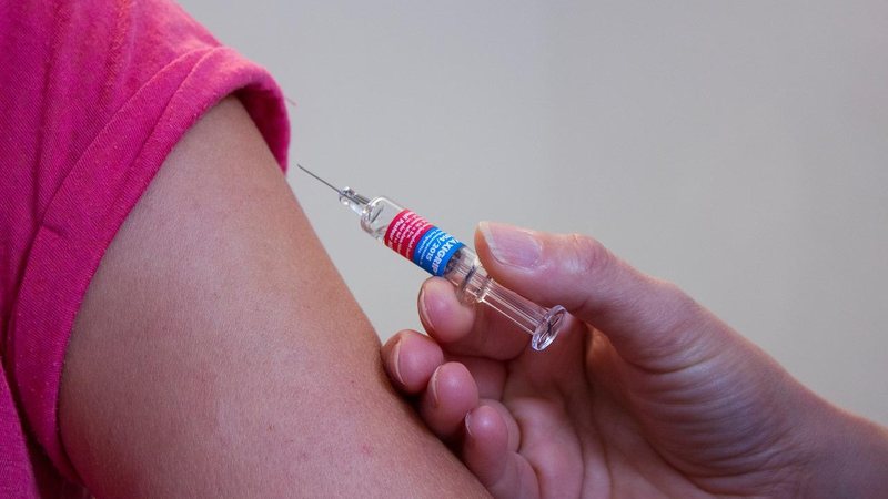 Com a falta de imunizantes em alguns locais, cidades suspendem vacinação VACINA NO BRAÇO Aplicação de uma dose de vacina no braço de um paciente - Pixabay