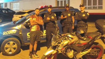 Veículo foi achado nas imediações do BNH GCMs de Santos recuperam moto roubada na Aparecida Moto, proprietário da moto e GCMs de Santos posam para foto em frente de Distrito Policial - Prefeitura de Santos