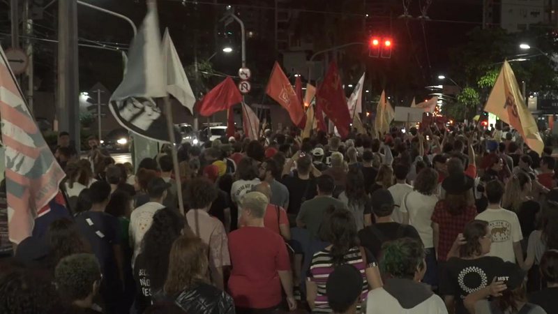 O protesto ocorreu na segunda-feira (9); manifestantes seguiram pela avenida Ana Costa MANIFESTAÇÃO EM SANTOS Centenas de manifestantes se aglomeram no meio da avenida Ana Costa em Santos - Reprodução Facebook