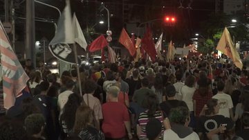 O protesto ocorreu na segunda-feira (9); manifestantes seguiram pela avenida Ana Costa MANIFESTAÇÃO EM SANTOS Centenas de manifestantes se aglomeram no meio da avenida Ana Costa em Santos - Reprodução Facebook