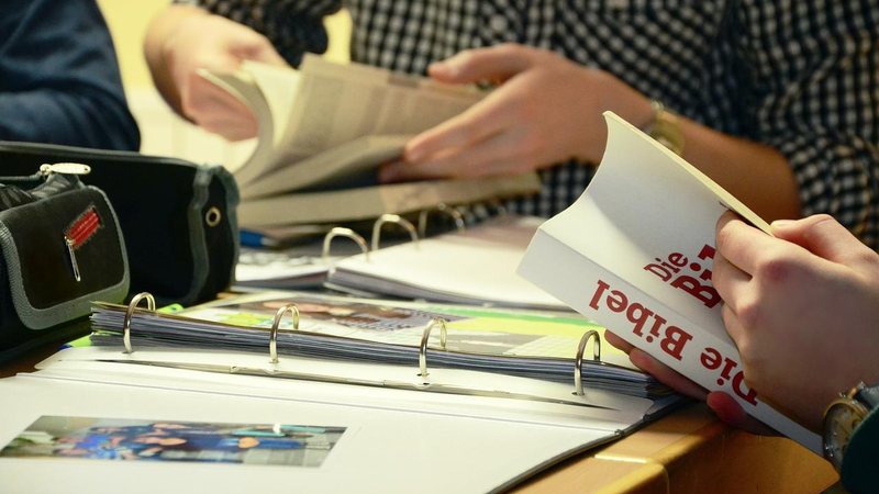 São 400 vagas distribuídas em cinco cursos (análise e desenvolvimento de sistemas, comércio exterior, processos químicos, gestão empresarial e desenvolvimento de software multiplataforma) Estudo Pessoa com livro, caderno, estojo e estudando - Imagem Ilustrativa