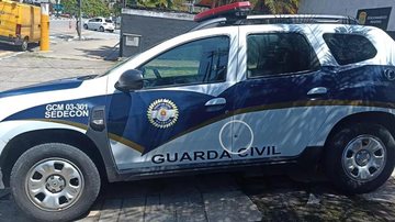 Agentes perseguiam criminosos no Morro da Vila Baiana após roubo a turistas Criminalidade em Guarujá - Reprodução