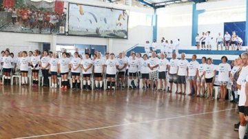 Idosos atletas em edição passada dos jogos Bocha, buraco e dominó: Caraguatatuba sedia torneio esportivo para idosos Quadra esportiva repleta de idosos atletas - Imagem: Arquivo / Divulgação / Prefeitura de Caraguatatuba