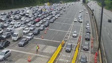Confira a situação da via em tempo real pelas câmeras de monitoramento Sistema Anchieta-Imigrantes apresenta lentidão sentido litoral Pedágio da rodovia dos Imigrantes com muitos veículos - Ecovias
