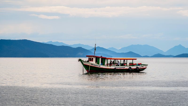 Os municípios foram eleitos por votação popular pela internet e avaliação de uma comissão julgadora formada por profissionais especialistas São Sebastião vence Prêmio Top Destinos Turísticos na categoria “Turismo Social” Barquinho de pesca no mar, em São S - Marcos Assis/Unsplash