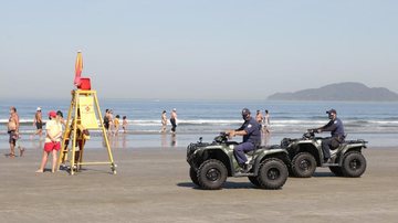 O patrulhamento na faixa de areia será feito com quadriciclos e agentes a pé GCM de Santos terá todo seu efetivo no reforço a Operação Verão Agentes da GCM de Santos circulando de quadriciclo pela praia - Prefeitura de Santos