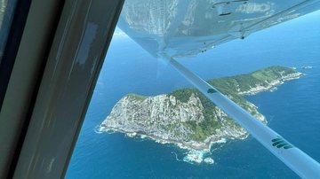 Aviões estão sendo utilizados no trabalho de resgate Vista aérea Queimada Grande Vista aérea Queimada Grande, litoral de SP
