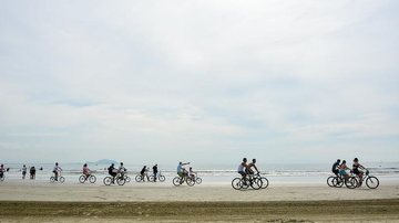 Os inscritos receberão um kit atleta Passeio Ciclistico Pessoas andando de bicicleta na praia - Divulgação/Prefeitura de Bertioga