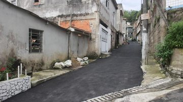 Ruas do Morro Santa Maria estão recebendo asfalto Santos: escadaria do Morro São Bento será revitalizada Rua do Morro Santa Maria, em Santos, recém asfaltada - Prefeitura de Santos