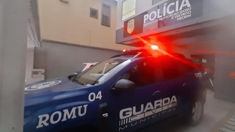 Homem tinha mandado de prisão por tráfico de drogas Foragido da Justiça é preso pela Guarda Municipal de Santos Viatura da GCM de Santos - Prefeitura de Santos