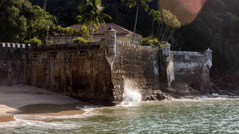 Praia particular dentro das dependências da Fortaleza de Itaipu, em Praia Grande Olá! Fique bem informado nesta terça (8) com o seu resumo de notícias Praia particular dentro das dependências da Fortaleza de Itaipu, em Praia Grande, em dia ensolarado - Site Turismo Praia Grande