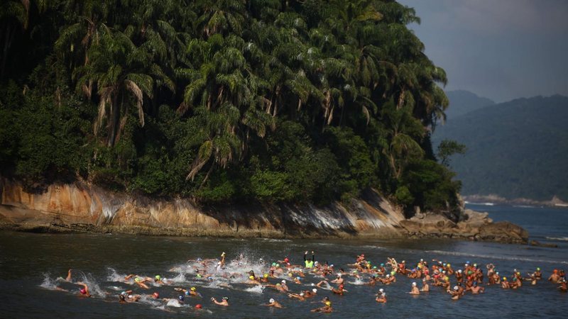 Cidade concorre na categoria ‘Turismo de Esportes’ Santos é finalista do prêmio Top Destinos Turísticos Atletas nadando próximo da ilha de Urubuqueçaba, em Santos - Isabela Carrari/Prefeitura de Santos