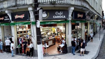 O tradicional Café Carioca, na Praça Mauá, servirá pastel de salmão com cream cheese, em homenagem ao Japão Festival do Imigrante promete volta ao mundo gastronômica em Santos Fachada do Café Carioca, em Santos - Divulgação/Prefeitura de Santos